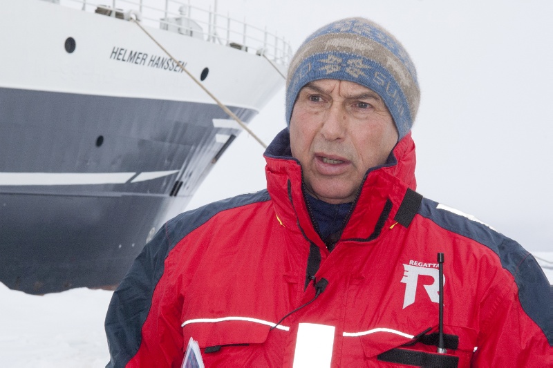 Professor i arktisk og marin biologi, Paul Wassmann, med forskningsskipet Helmer Hanssen på 80 grader nord. 